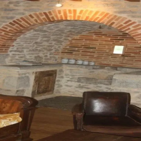 בית נופש House Peyrebru Maison 4 *